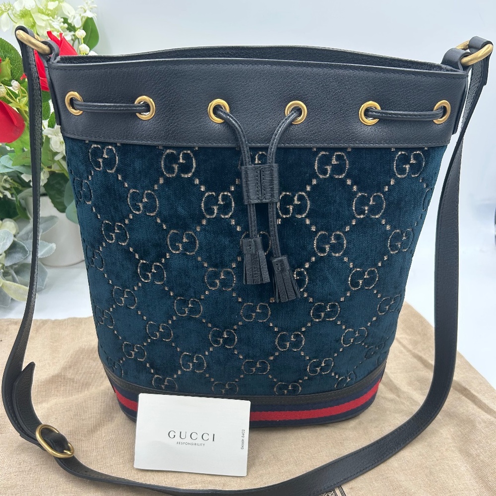 Women’s Gucci OPHIDIA blue velvet bucket bag with leather trim and web stripe